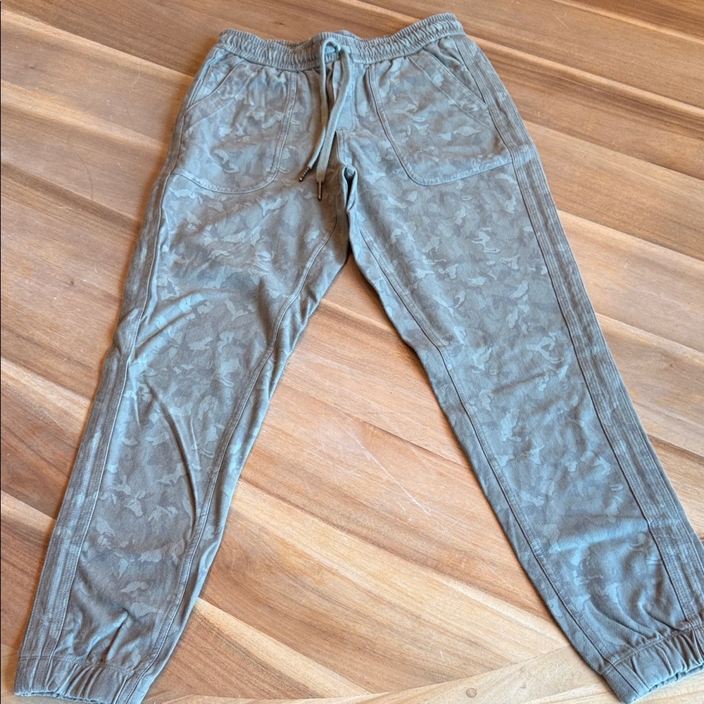 Athleta Olive Green Camouflage Joggers size 2